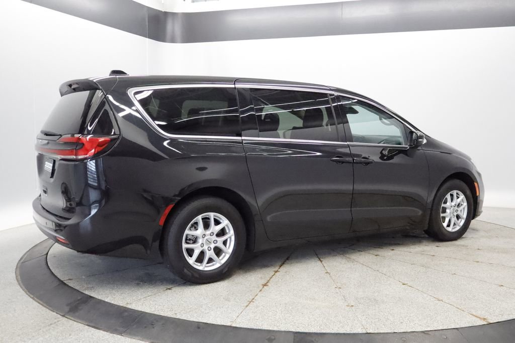 Certified 2023 Chrysler Pacifica Touring-L FWD image 6