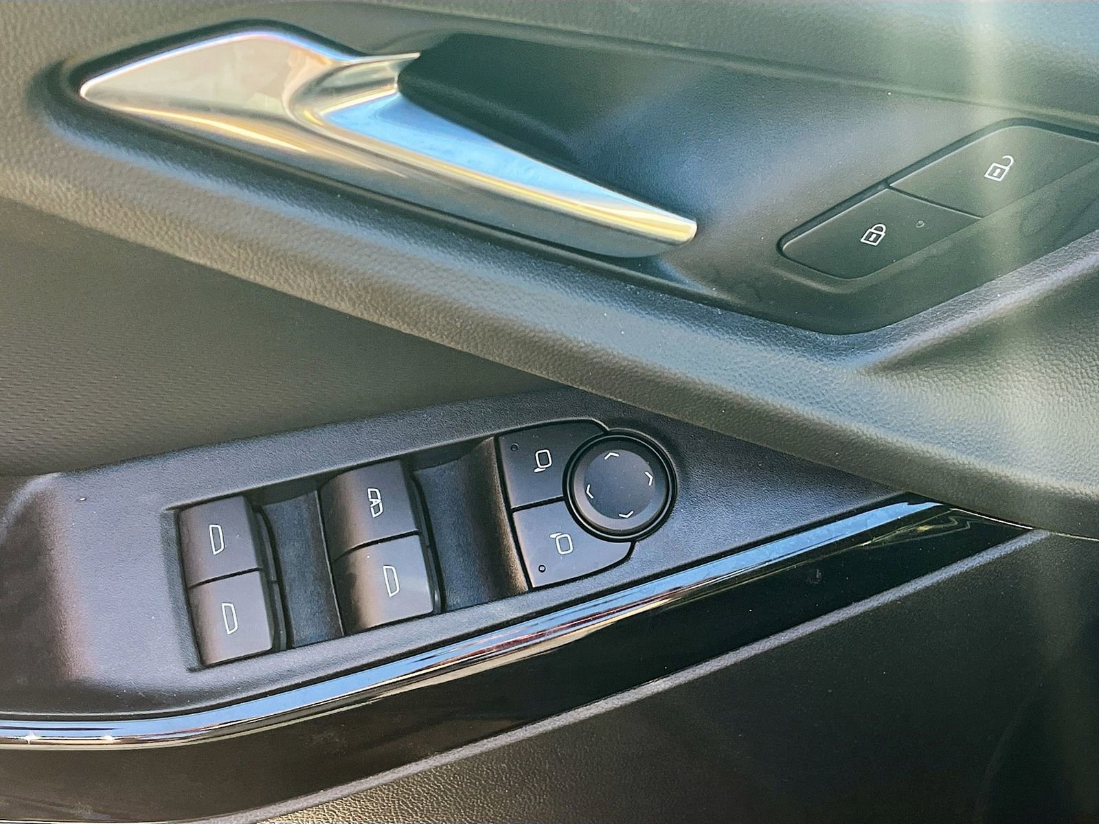 Used 2025 Chevrolet Equinox LT image 18