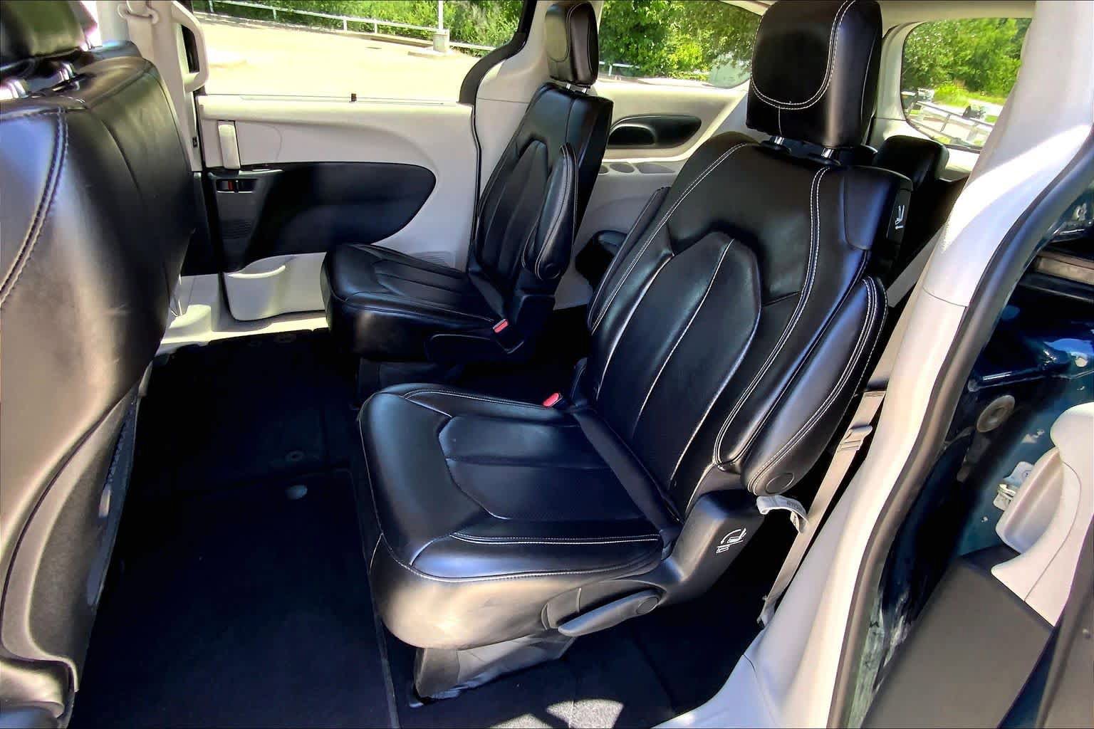 Used 2023 Chrysler Pacifica Touring-L FWD image 21