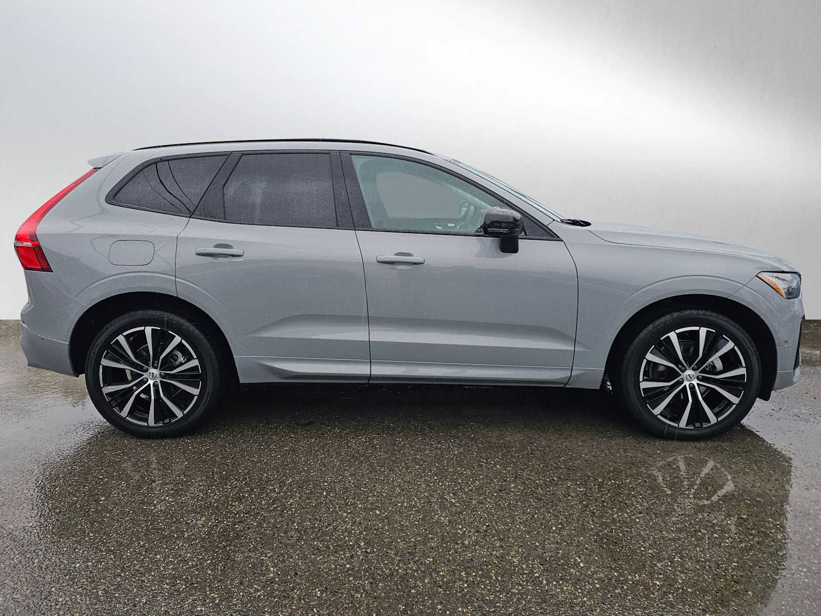 Certified 2025 Volvo XC60 B5 Plus image 2