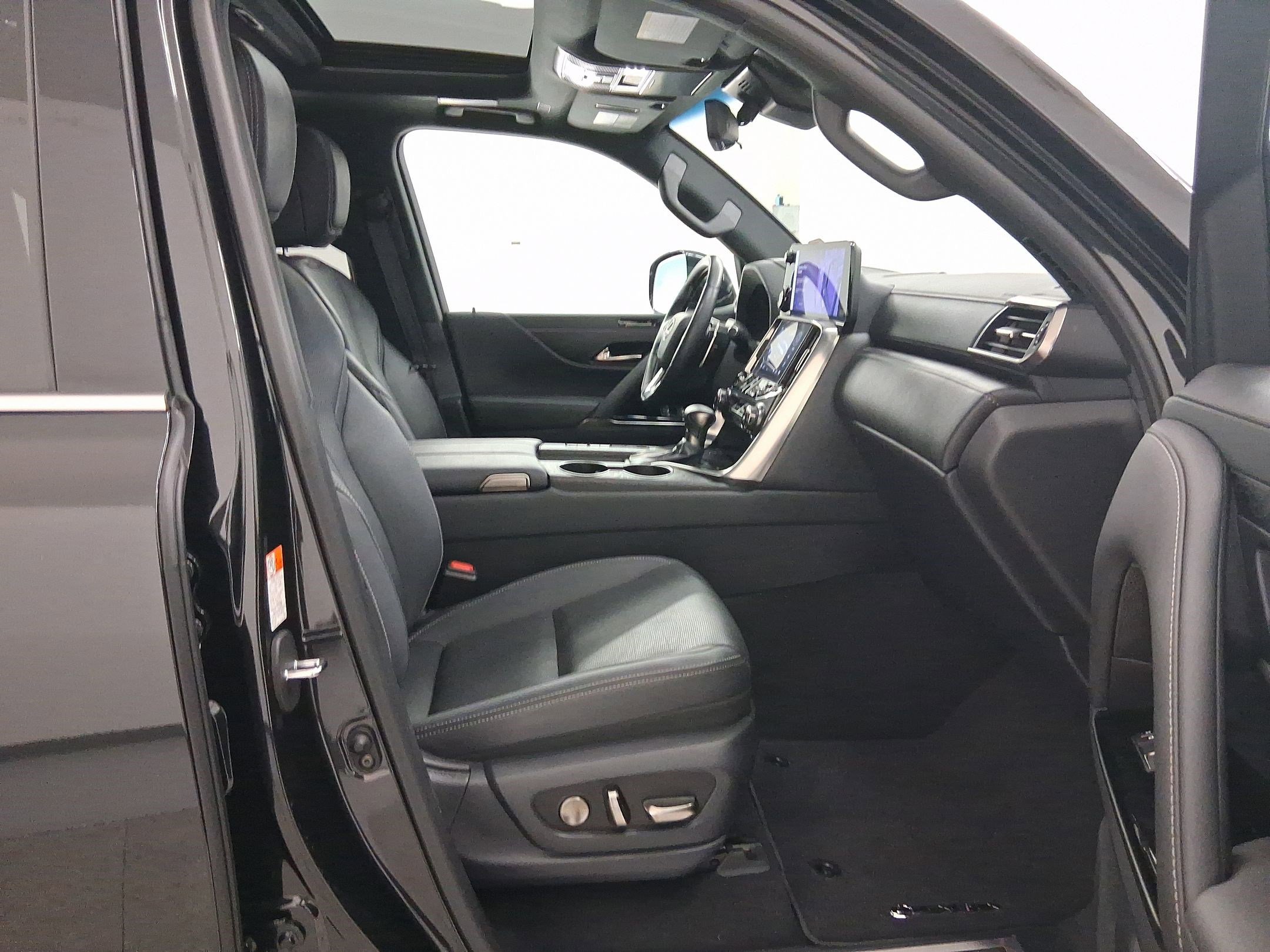 Certified 2025 Lexus LX 600 4WD w/ Luxury Package image 33