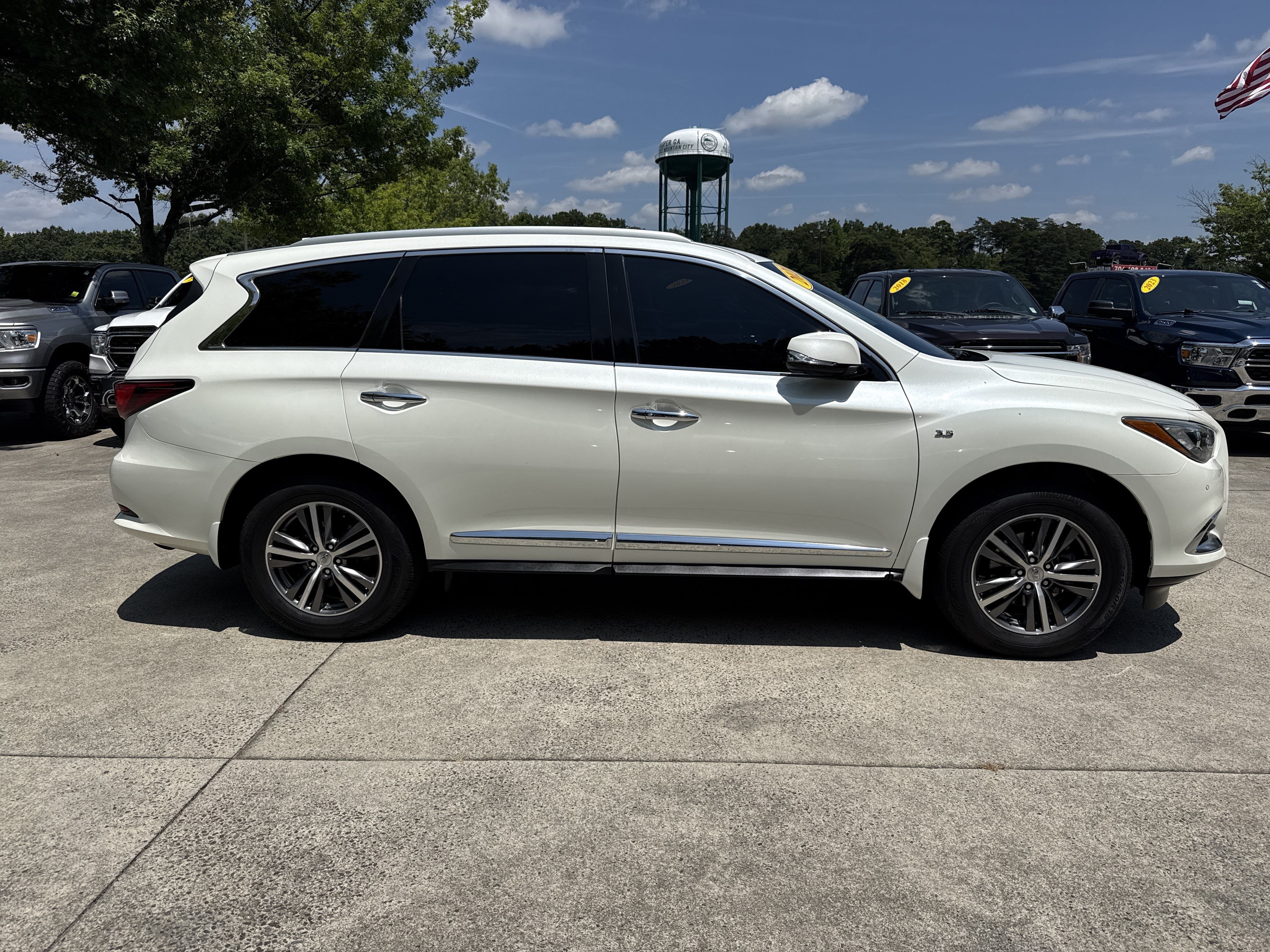 Used 2020 INFINITI QX60 Luxe w/ Essential Package FWD image 8
