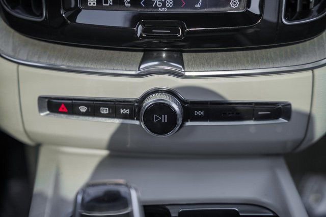 Certified 2023 Volvo XC60 B6 Ultimate w/ Protection Package Premier image 23