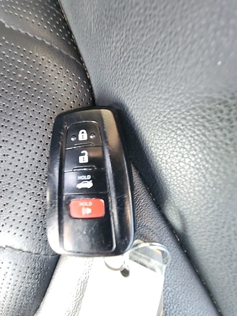 Used 2019 Toyota Camry XLE image 32