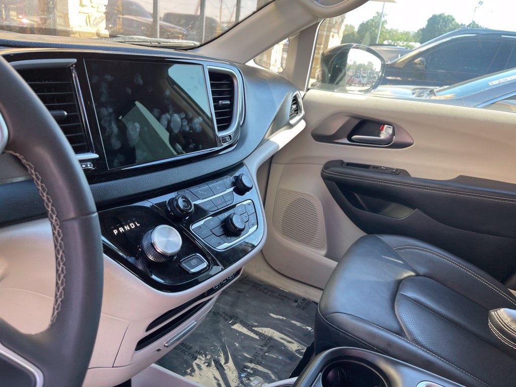 Used 2024 Chrysler Pacifica Touring-L FWD image 8