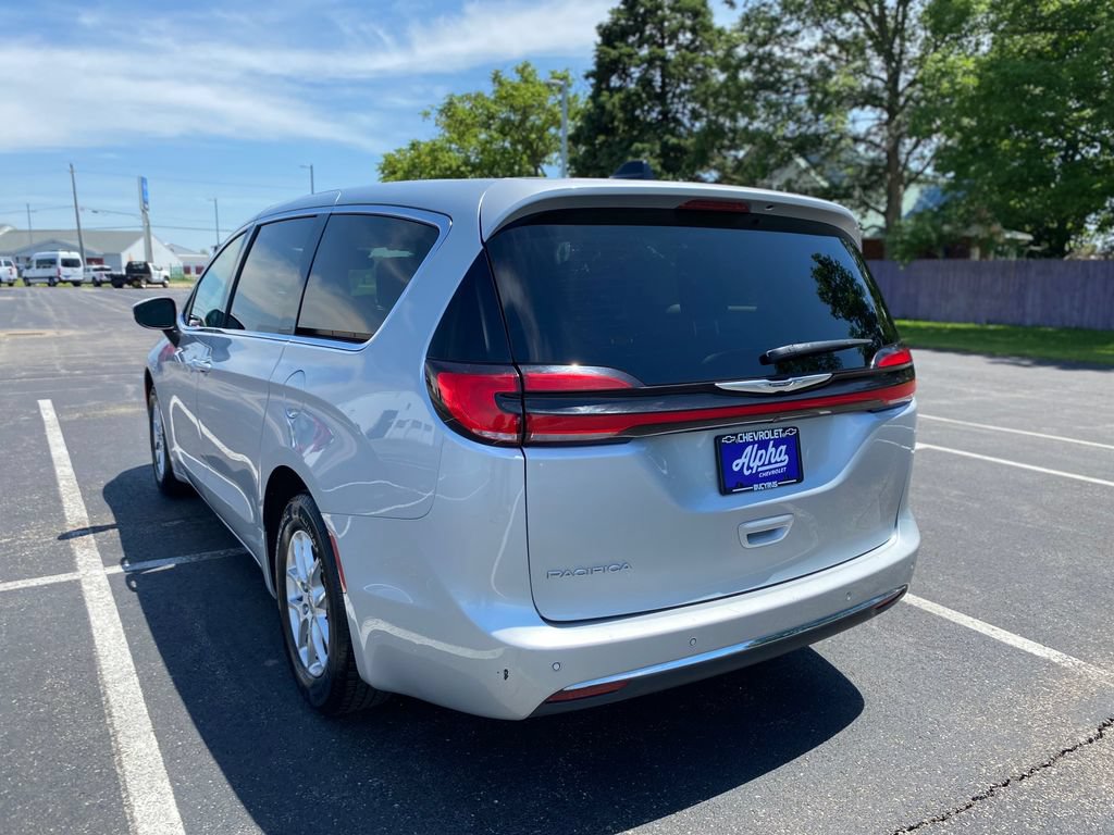 Used 2023 Chrysler Pacifica Touring-L FWD image 5