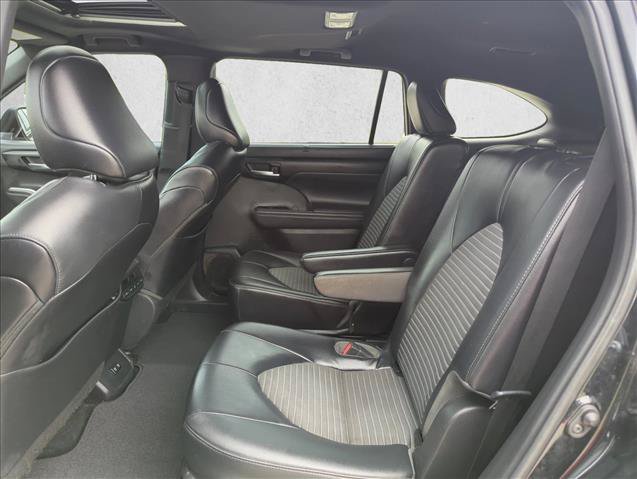 Used 2021 Toyota Highlander XSE FWD image 18
