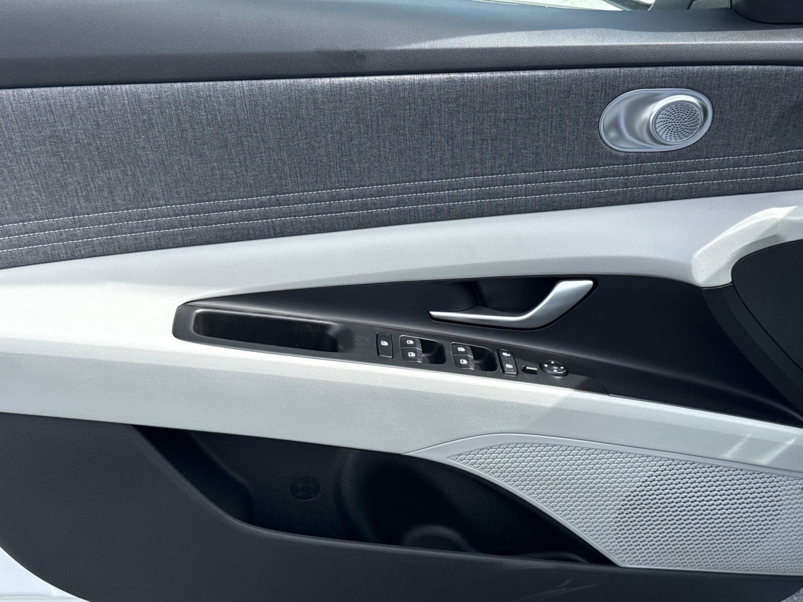 New 2025 Hyundai Elantra Limited image 9