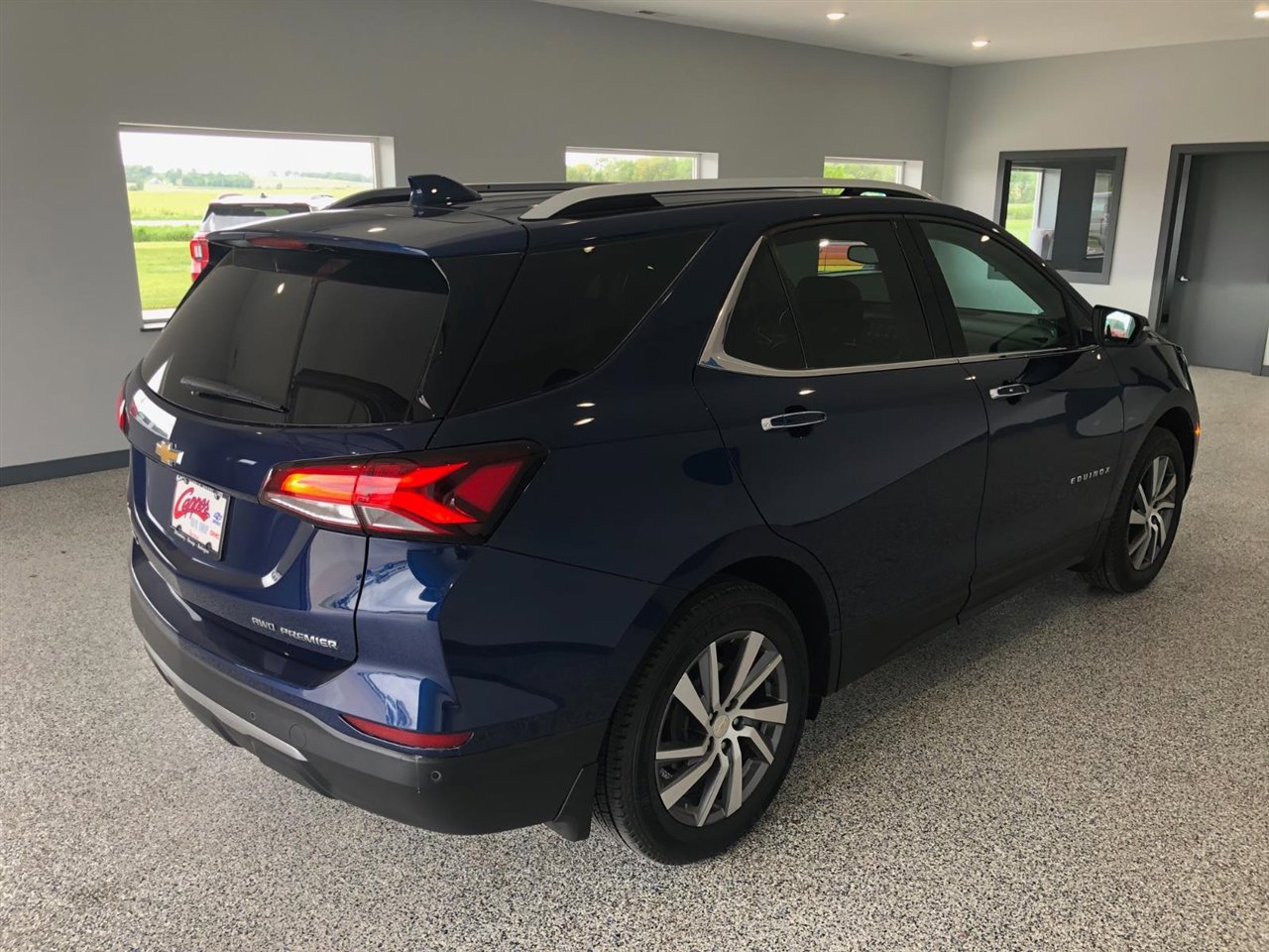 Used 2023 Chevrolet Equinox Premier image 3