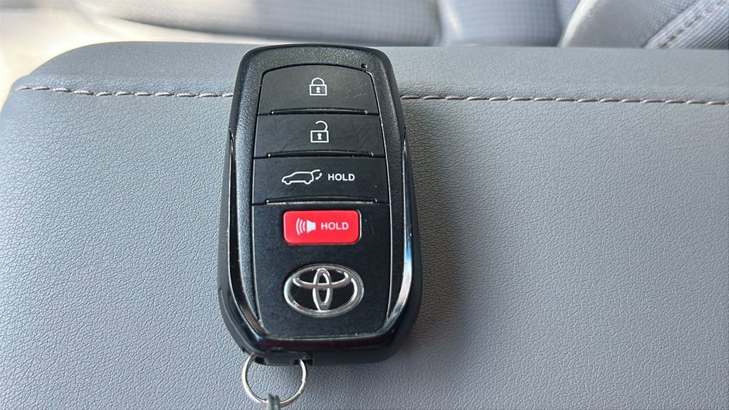 Used 2023 Toyota Venza LE AWD/4WD image 9