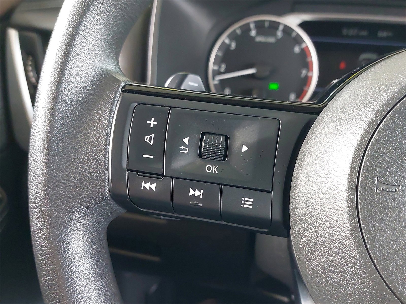 Used 2023 Nissan Rogue SV image 16