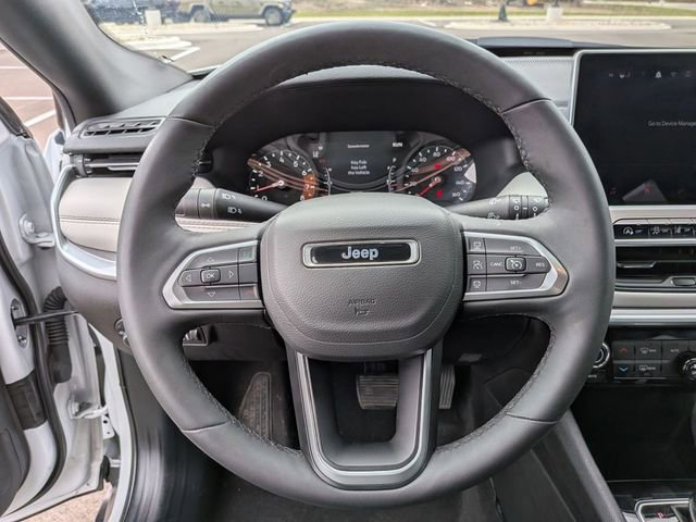 Used 2025 Jeep Compass Limited image 17