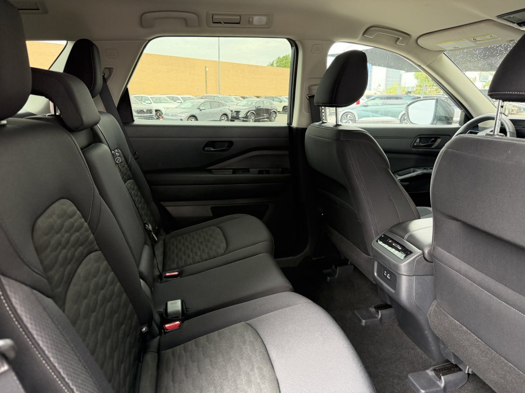 Used 2025 Nissan Pathfinder SV FWD image 36