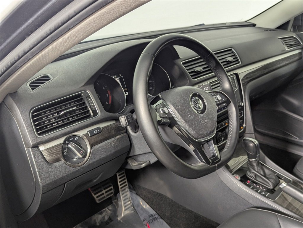 Used 2018 Volkswagen Passat 2.0T SEL Premium image 11