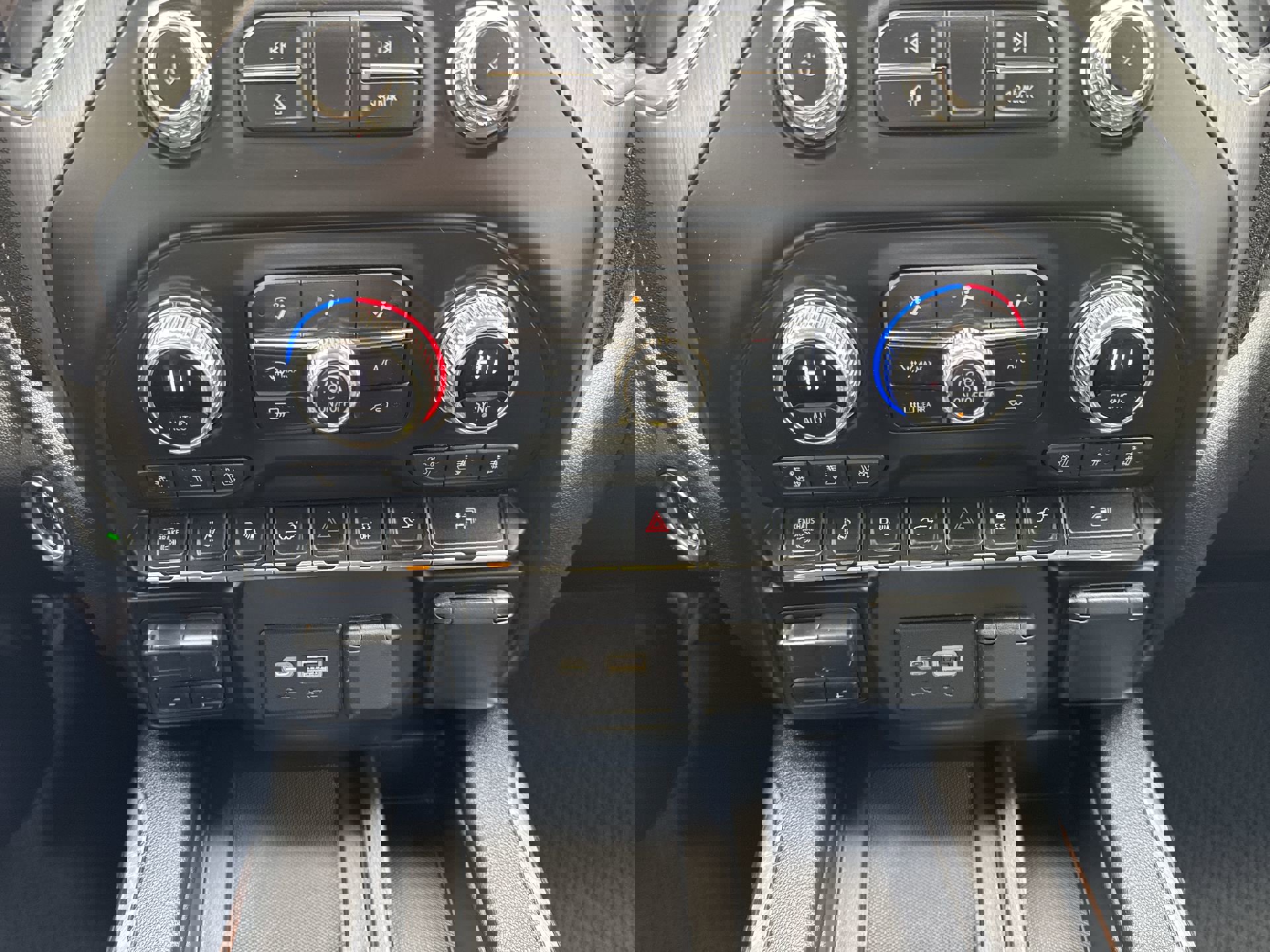 Certified 2020 GMC Sierra 3500 Denali w/ Denali Ultimate Package AWD/4WD image 18