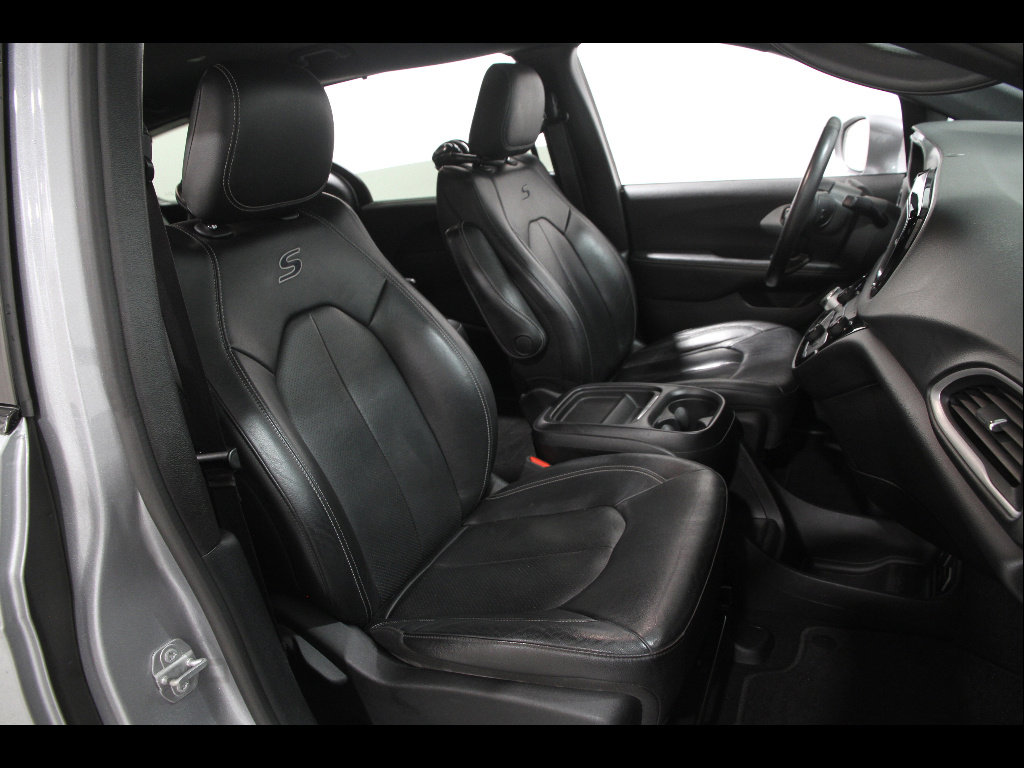 Used 2020 Chrysler Pacifica Touring-L w/ S Appearance Package FWD image 18