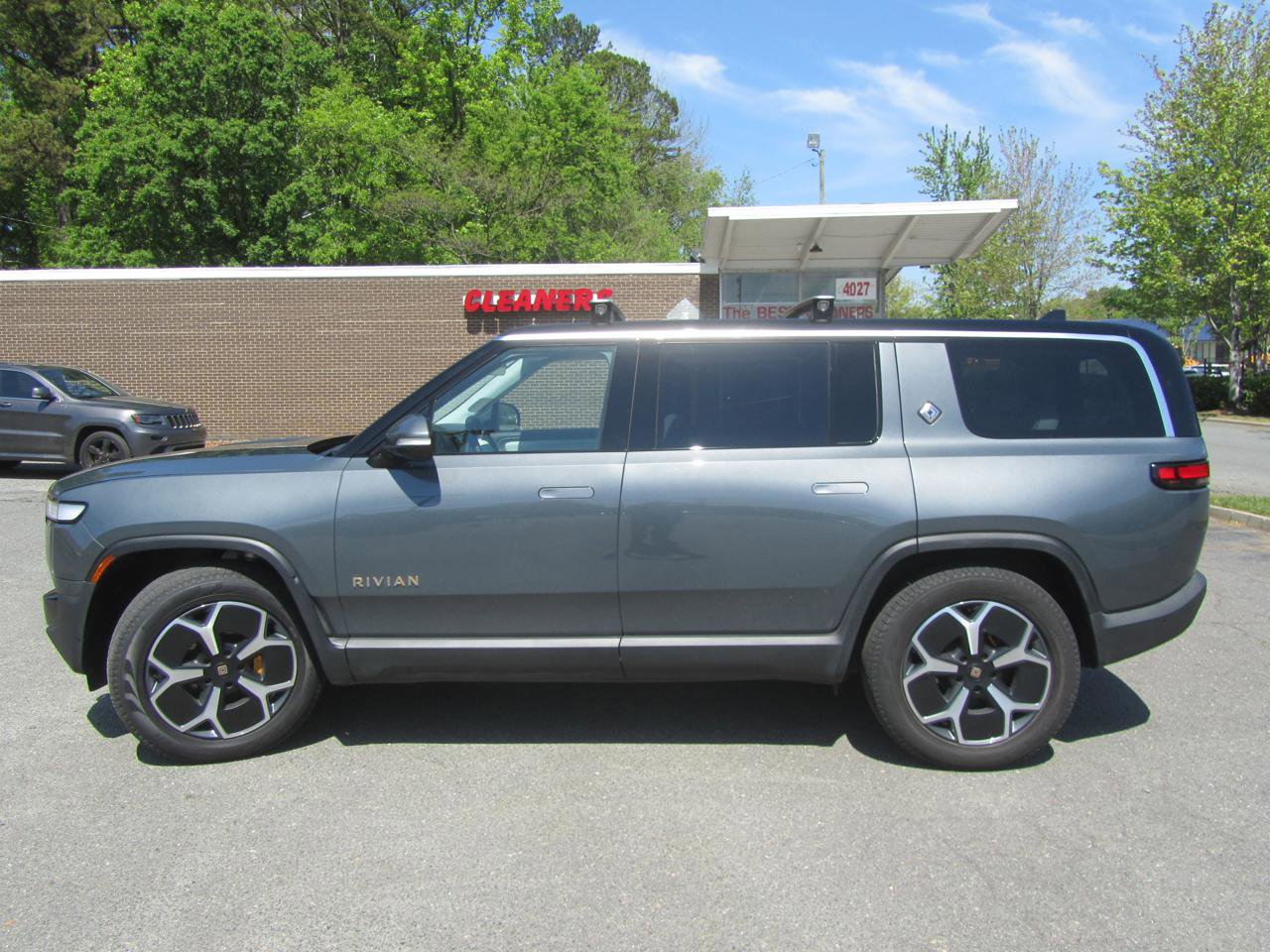Used 2023 Rivian R1S Adventure image 7