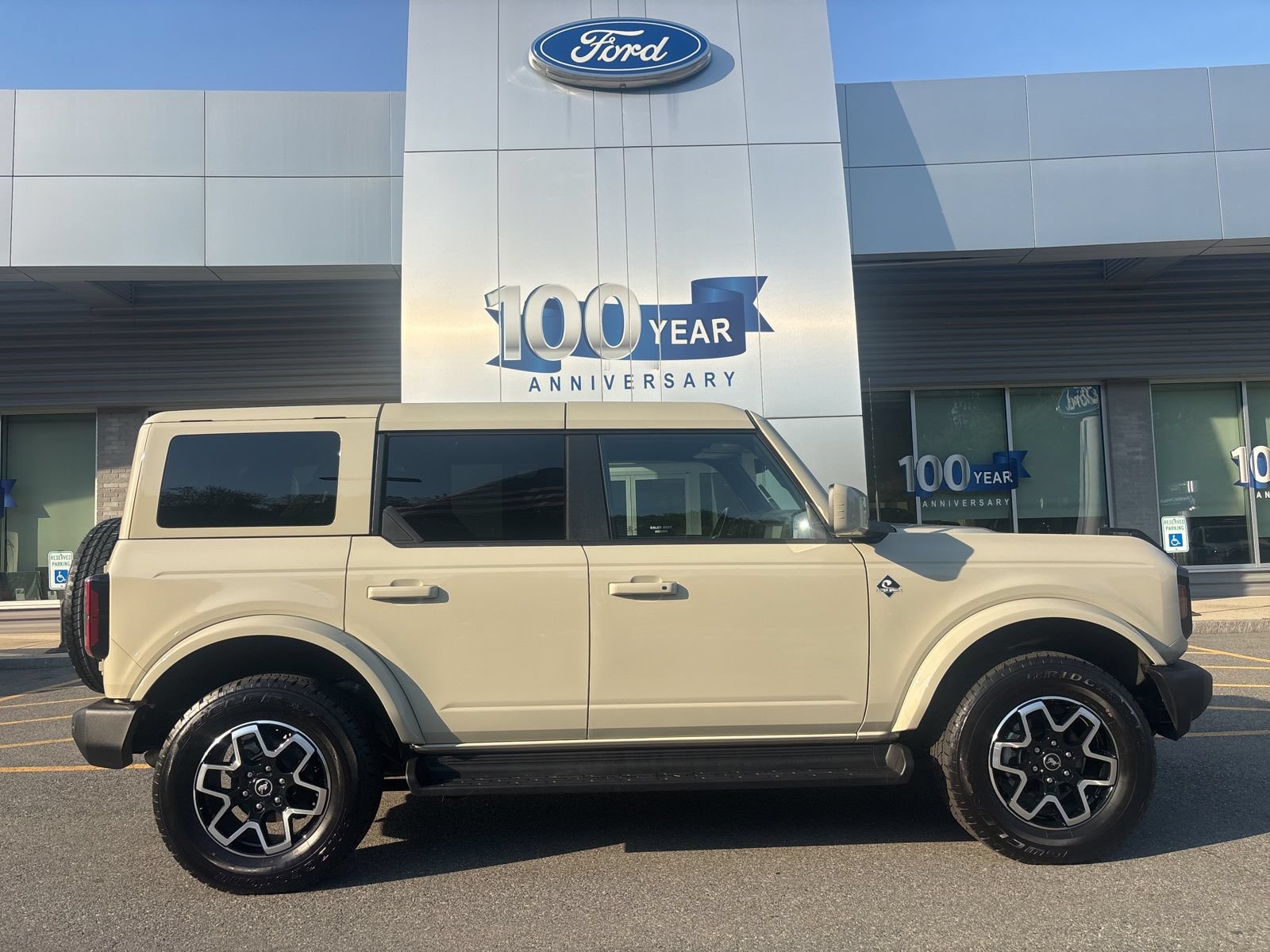 Used 2025 Ford Bronco Outer Banks AWD/4WD image 2