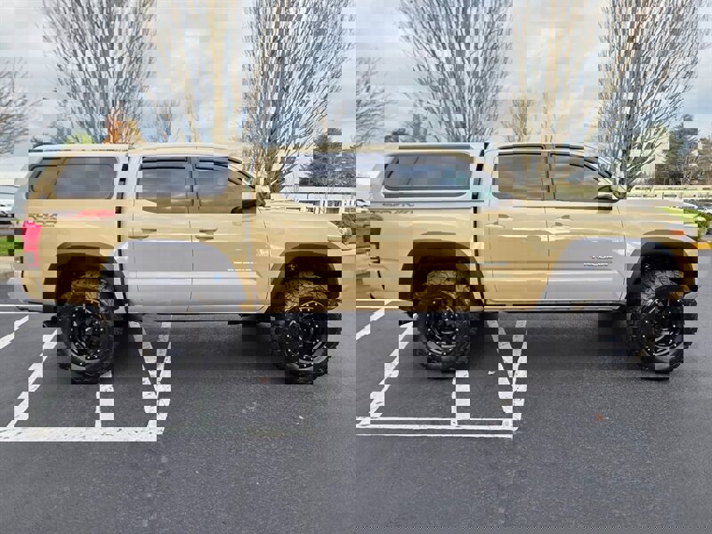 Used 2017 Toyota Tacoma TRD Off-Road image 4