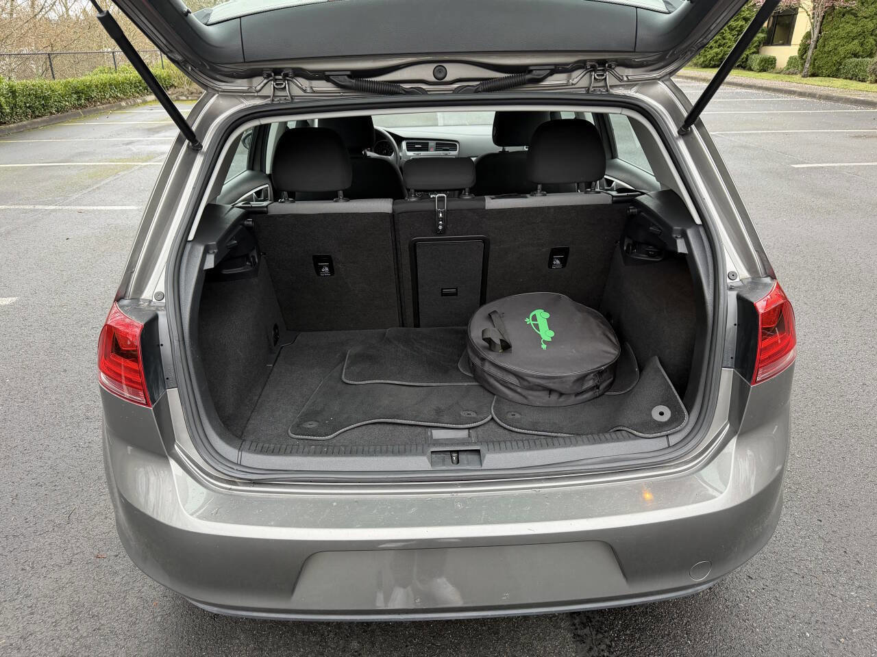 Used 2016 Volkswagen e-Golf SE image 5