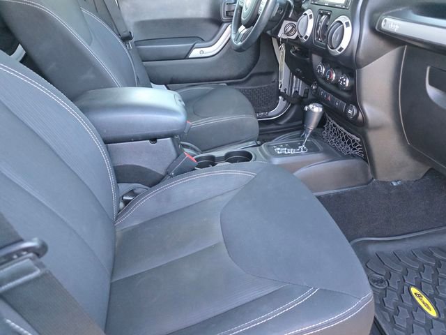 Used 2016 Jeep Wrangler Unlimited Sahara w/ Connectivity Group image 18