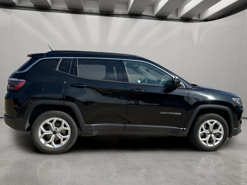 Used 2025 Jeep Compass Latitude AWD/4WD image 6