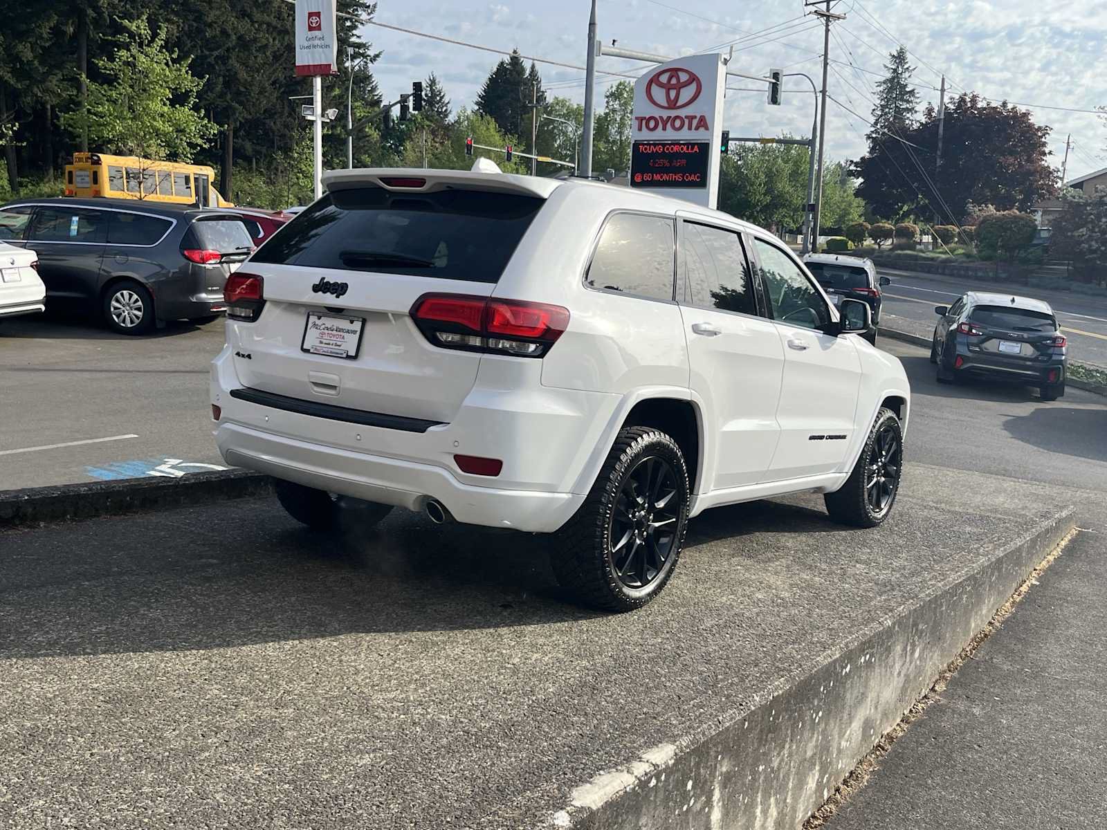 Used 2019 Jeep Grand Cherokee Altitude AWD/4WD image 7