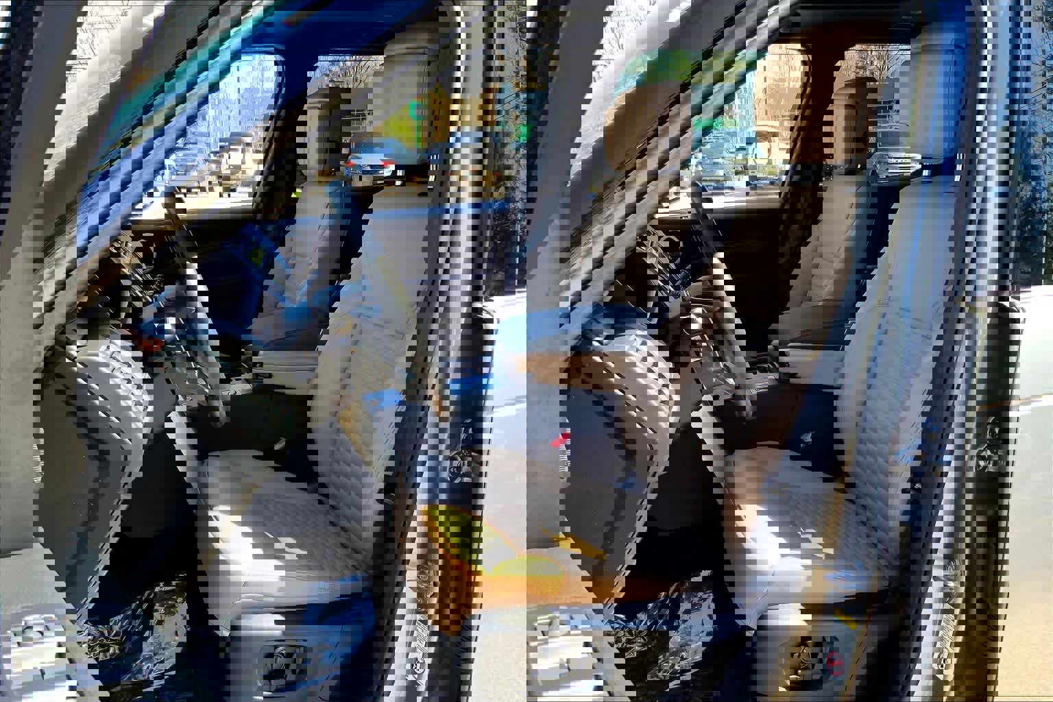 Used 2025 Land Rover Discovery Dynamic SE image 9