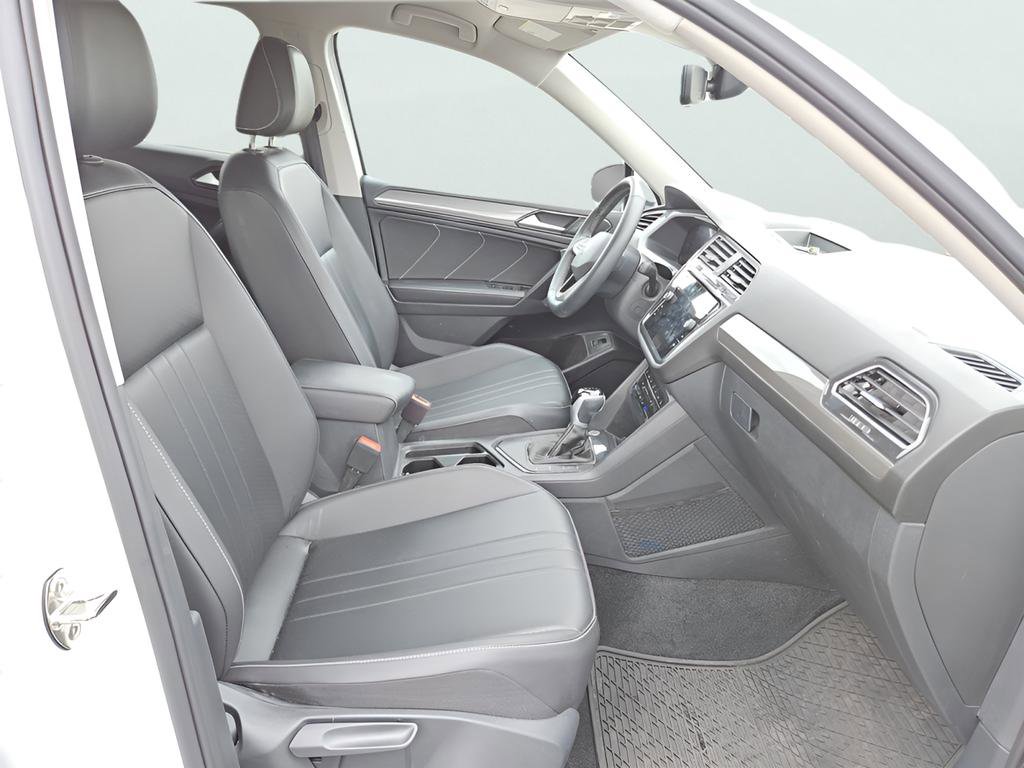 Used 2024 Volkswagen Tiguan SE image 33