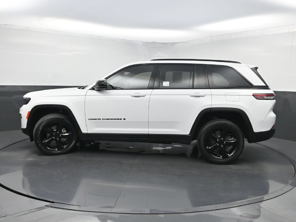 Used 2023 Jeep Grand Cherokee Altitude RWD image 43