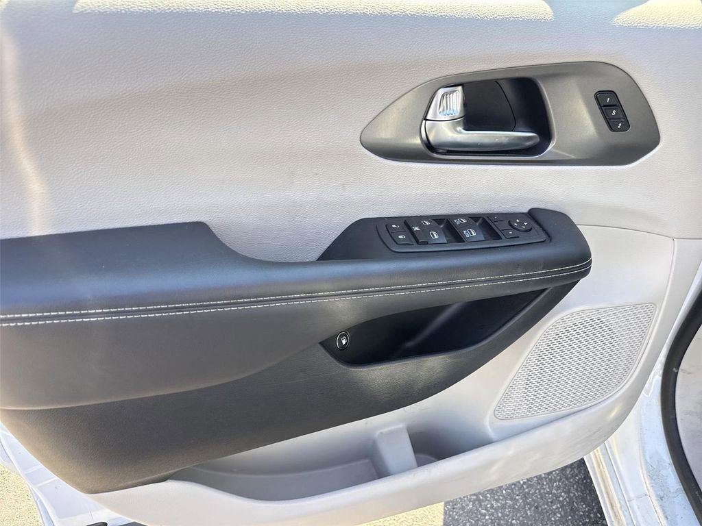 Used 2023 Chrysler Pacifica Touring-L image 20