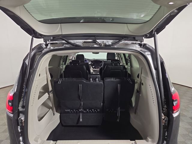 Used 2023 Chrysler Pacifica Touring-L image 32