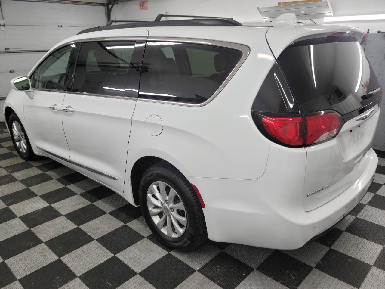 Used 2017 Chrysler Pacifica Touring-L FWD image 3