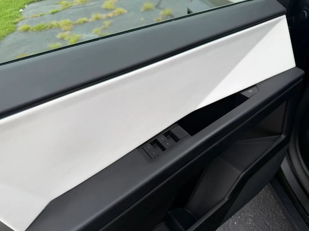 Used 2024 Tesla Cybertruck AWD Crew Cab image 15