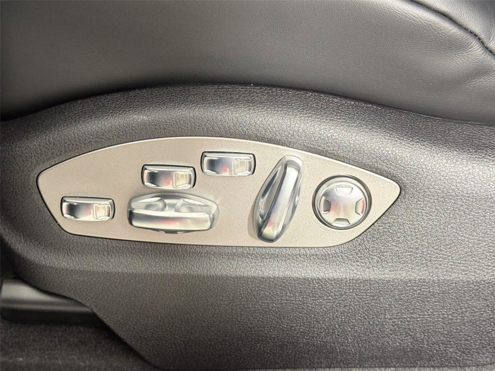 Certified 2026 Porsche Macan Turbo AWD/4WD image 32
