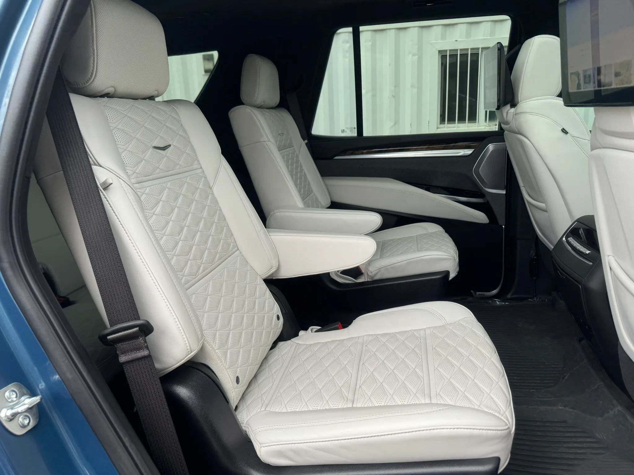 Used 2025 Cadillac Escalade Sport Platinum w/ LPO, Floor Liner Package AWD/4WD image 31
