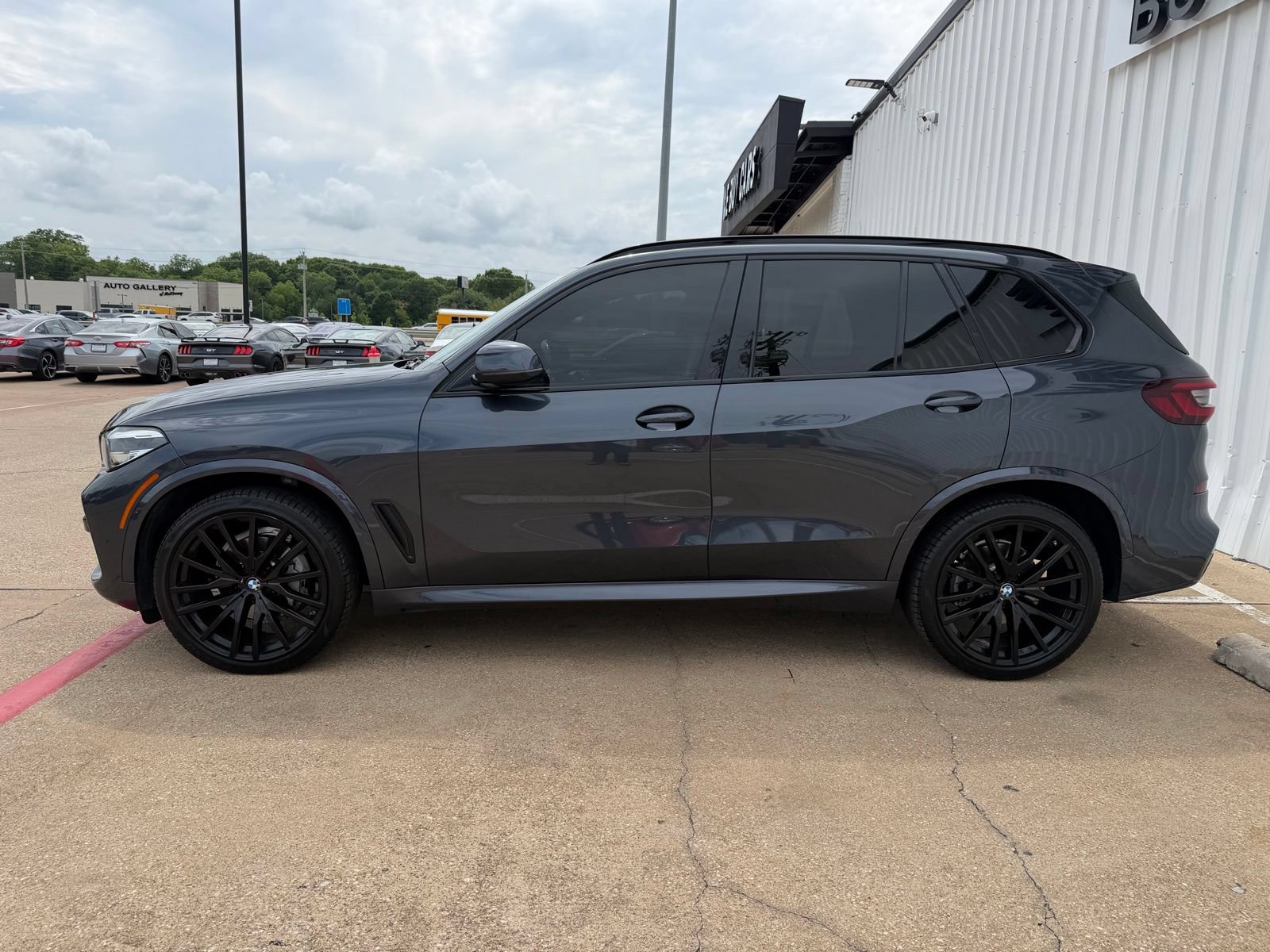 Used 2022 BMW X5 xDrive40i w/ M Sport Package AWD/4WD image 3
