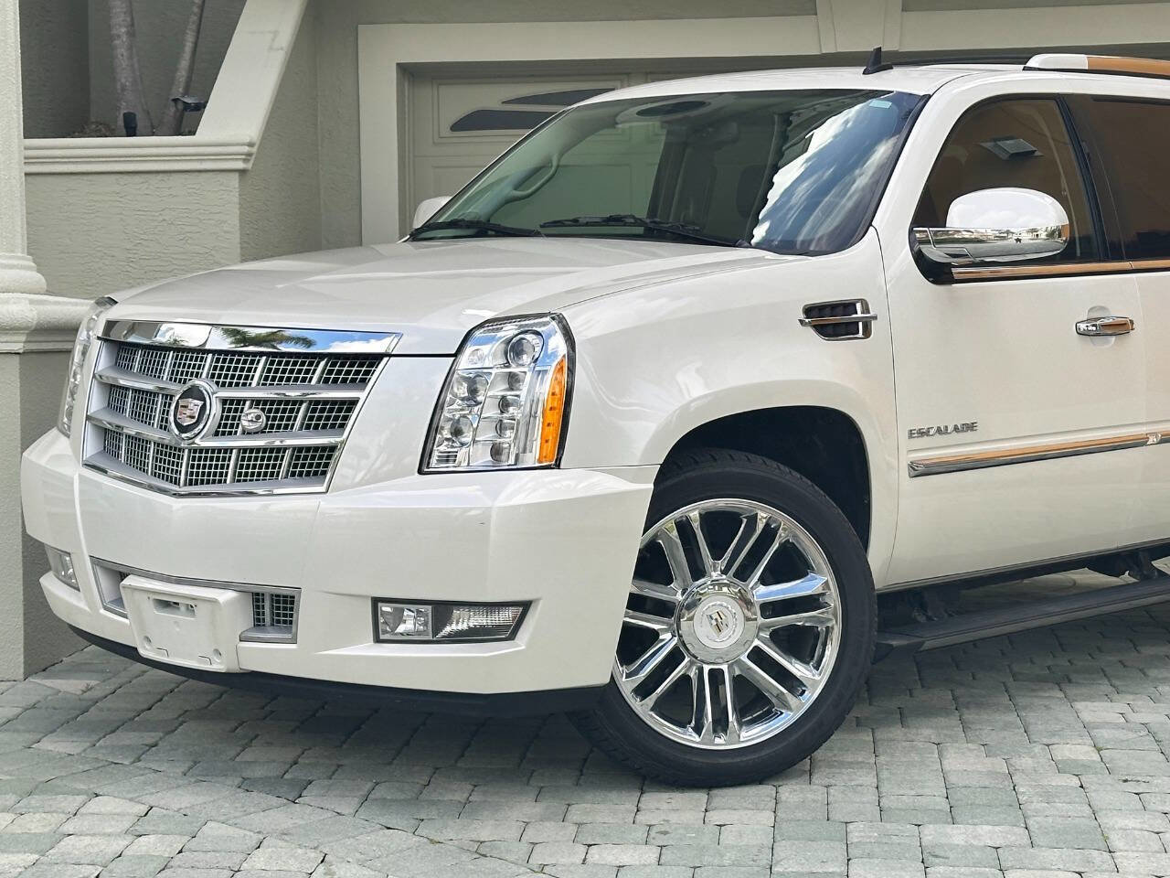 Used 2011 Cadillac Escalade Platinum image 2
