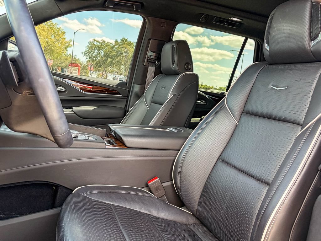 Used 2022 Cadillac Escalade Premium Luxury AWD/4WD image 36
