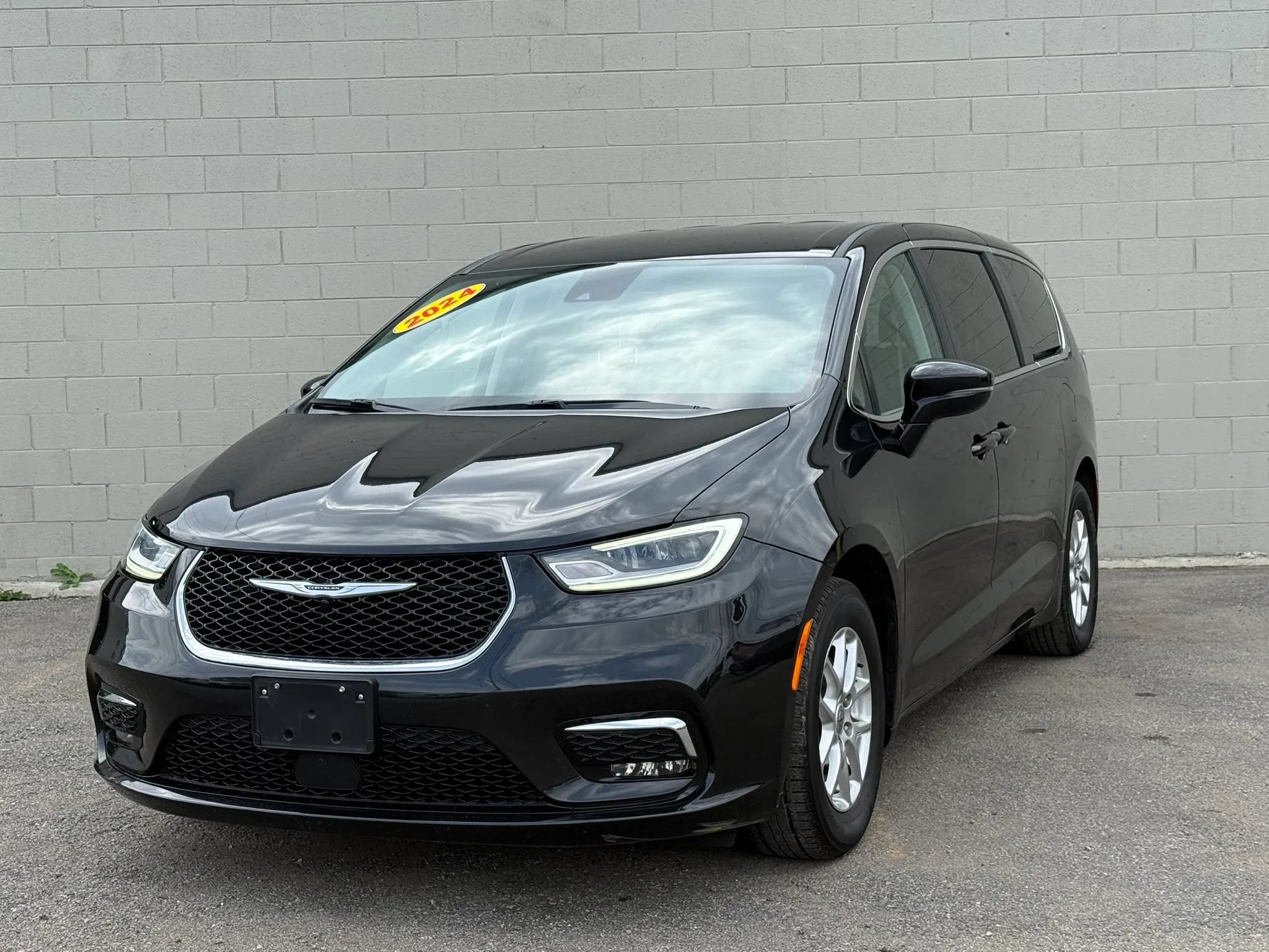 Used 2024 Chrysler Pacifica Touring-L