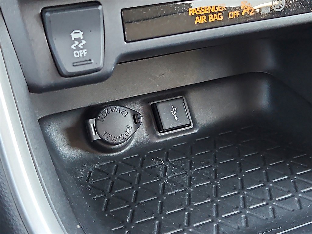 Used 2022 Toyota RAV4 XLE image 23