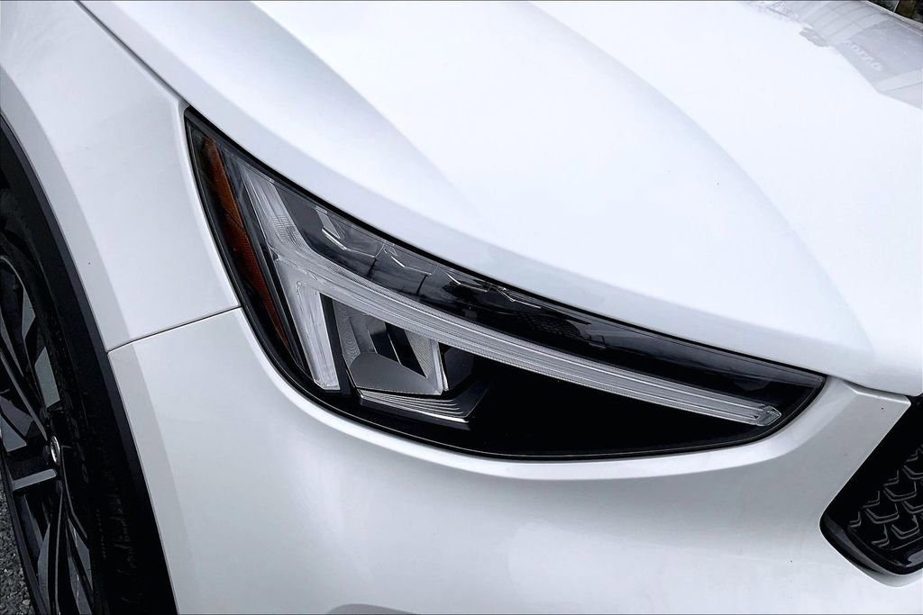 Certified 2023 Volvo XC40 B5 Plus w/ Climate Package image 32