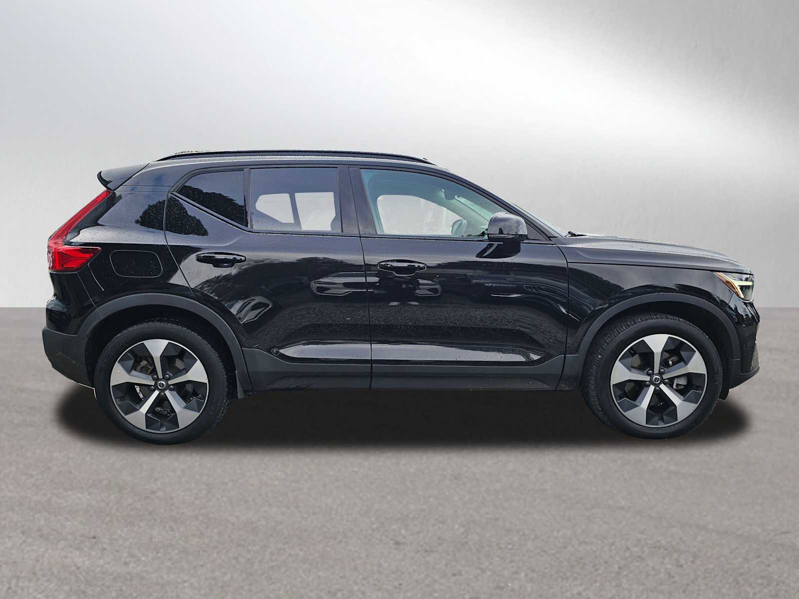 Certified 2025 Volvo XC40 B5 Plus w/ Protection Package Premier image 2