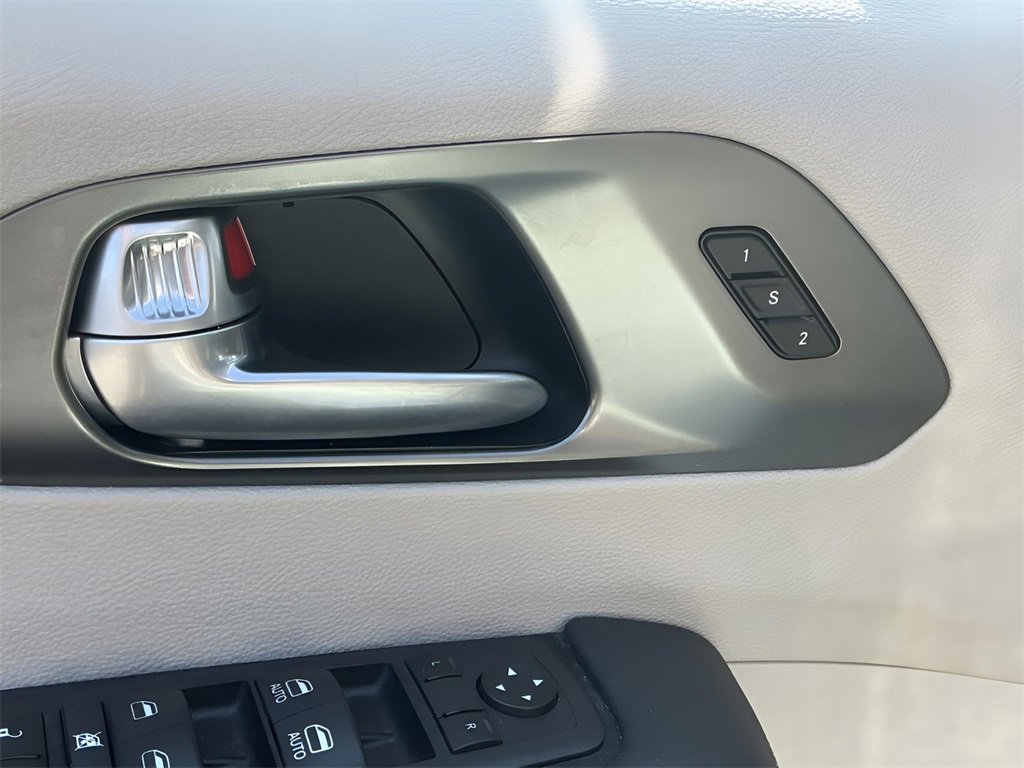 Used 2024 Chrysler Pacifica Select image 38