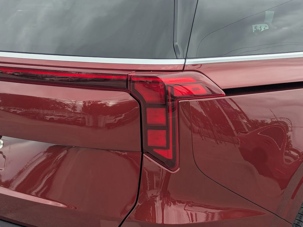 Certified 2025 Kia Carnival image 7