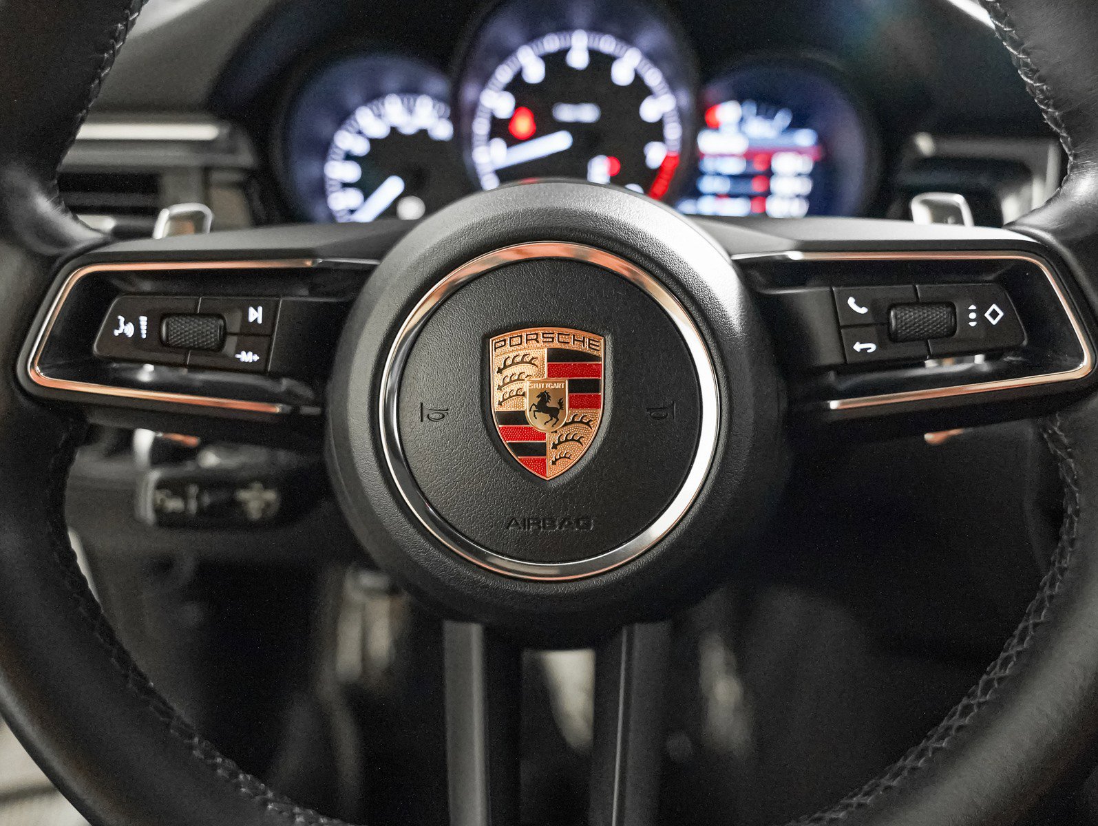 Certified 2023 Porsche Macan image 17