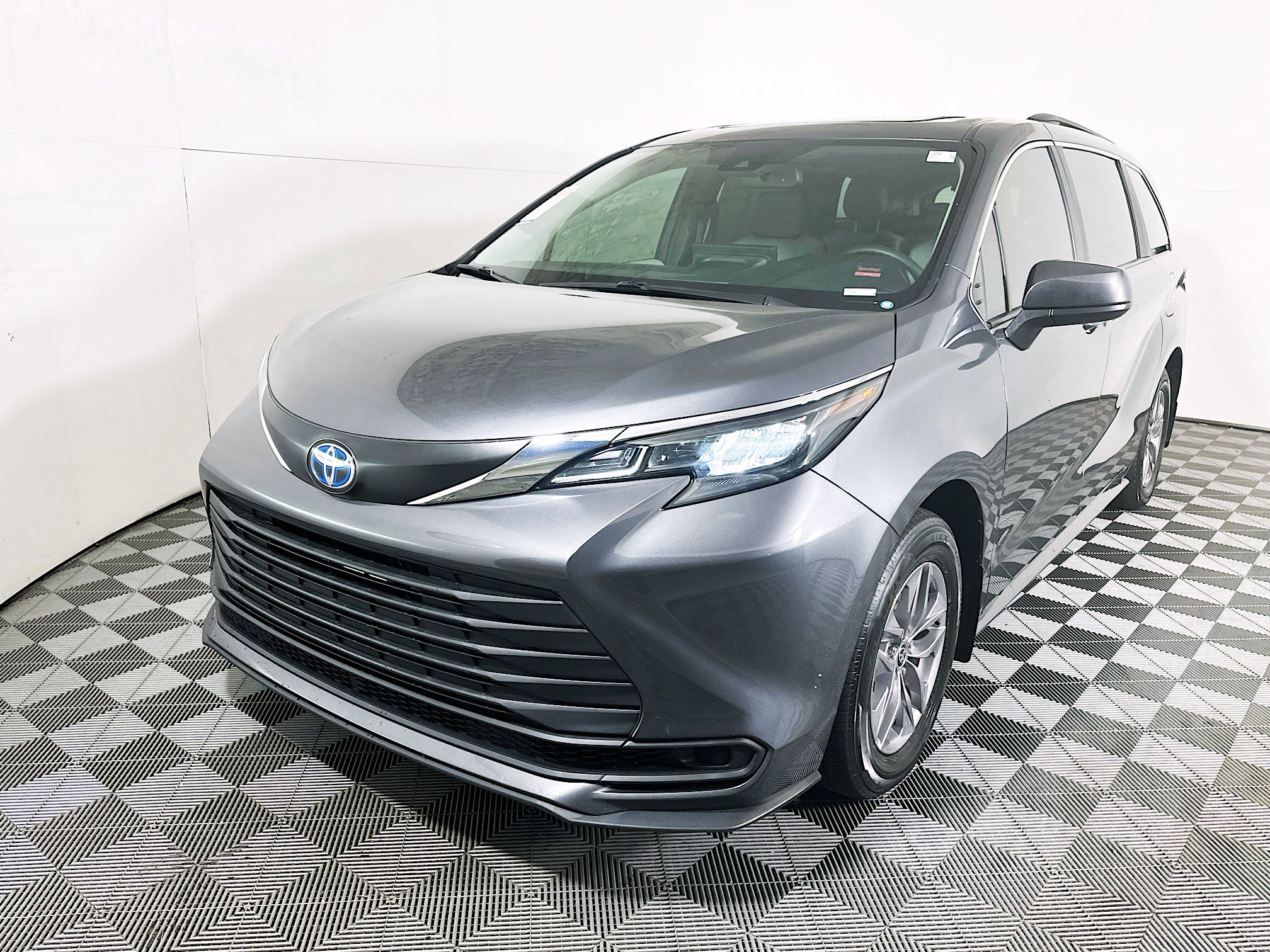 Used 2025 Toyota Sienna LE w/ LE Plus Package AWD/4WD image 7