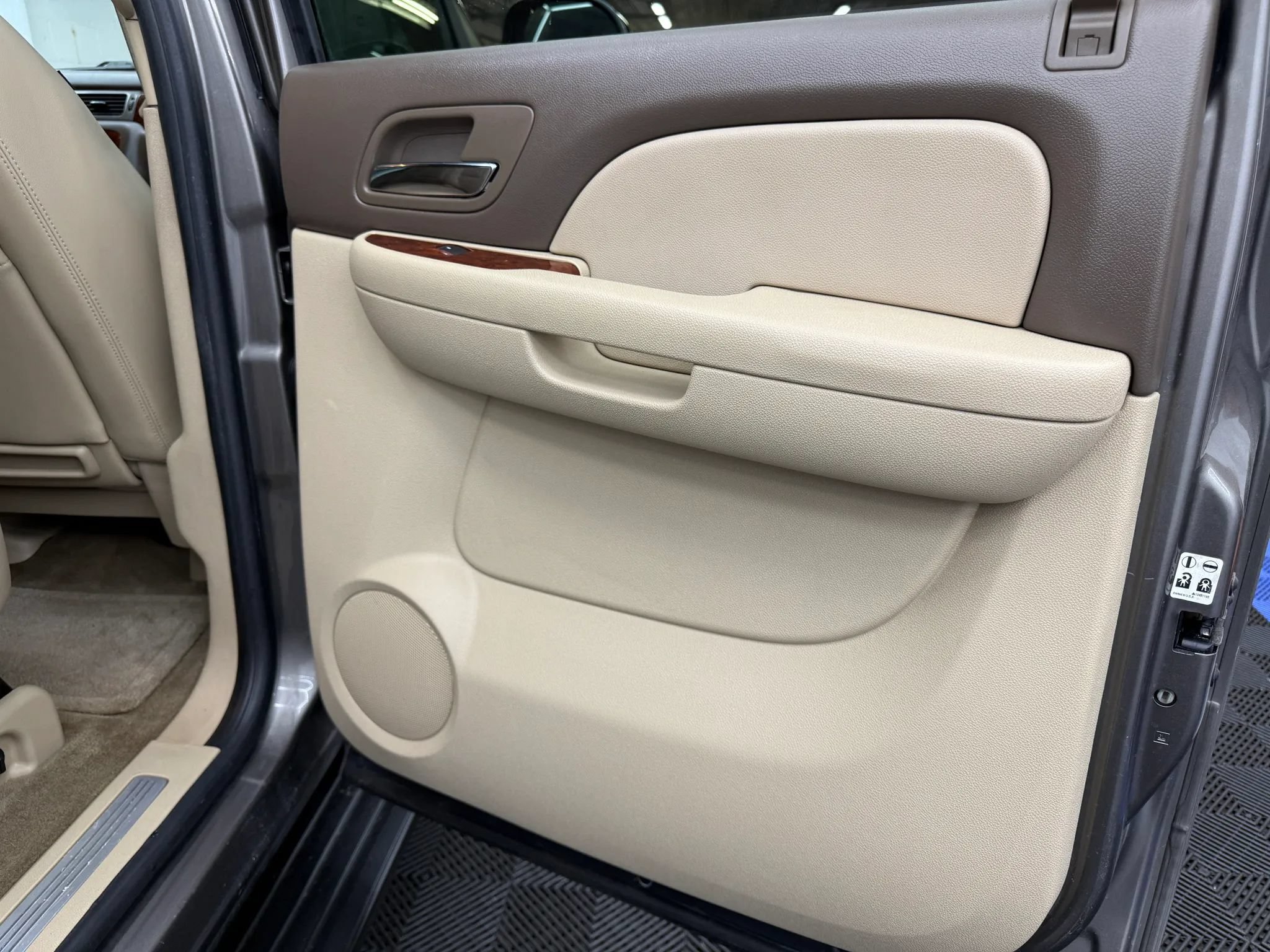 Used 2011 Chevrolet Avalanche LTZ AWD/4WD image 8