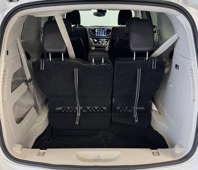 Used 2024 Chrysler Pacifica Touring-L FWD image 6
