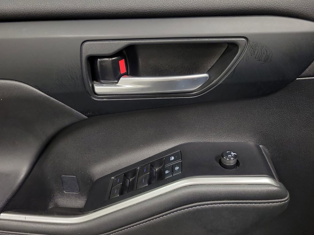Used 2021 Toyota Highlander XLE image 19